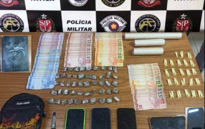 PM apreende drogas com dupla em casa no Ezequiel Barbosa