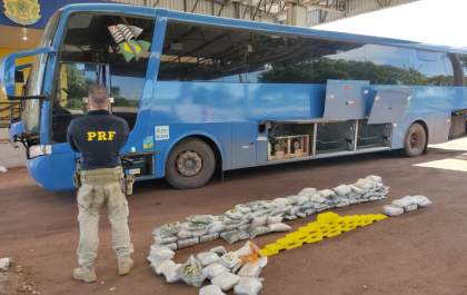 Policiais encontram 58 Kg de skunk e 4 Kg de cocaína dentro de ônibus