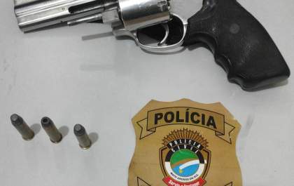 Homem é preso circulando em via pública com arma de fogo