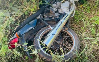 Motocicleta furtada é encontrada em terreno baldio de Três Lagoas