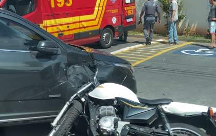 Motociclista perde o nariz e parte da boca em colisão com carro