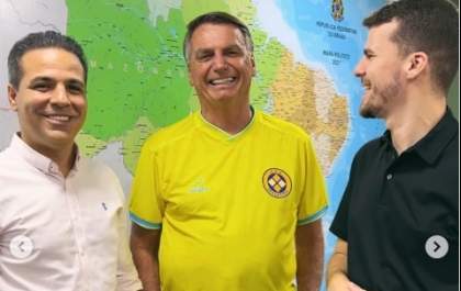 Jair Bolsonaro veste a camisa da AEA