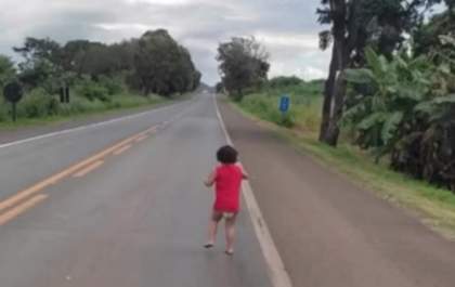 Criança de fralda que caminhava na BR-153 é resgatada pela PRF