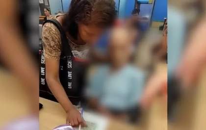 Mulher que levou idoso morto ao banco segue presa e alega inocência