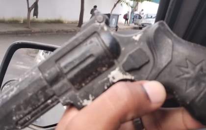 Réplica de revólver é apreendida ao ser encontrada atrás de escola em Araçatuba