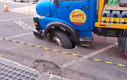 Caminhão de entregas afunda em rua no centro de Três Lagoas
