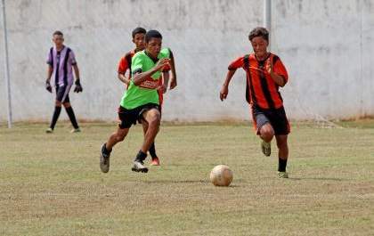 SEJUVEL oferece aulas de futebol de campo para jovens de 10 a 17 anos