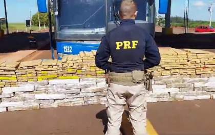 PRF apreende 1 tonelada de maconha em ônibus com 25 passageiros