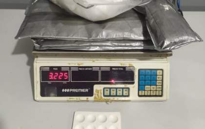 PF apreende cocaína em fundo falso de mala e frascos de shampoo