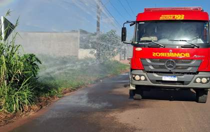 Bombeiros acionados para controlar incêndio em terreno no Alto da Boa Vista