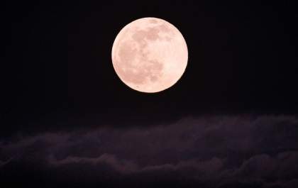 Lua cheia rosa iluminará o céu brasileiro nesta terça-feira