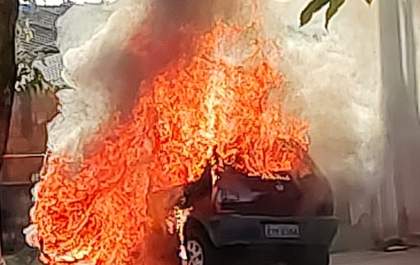 Veículo pega fogo e fica totalmente destruído