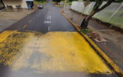 Mulher tem ferimentos graves ao ser prensada após carreta soltar de trator na rua Fundadores