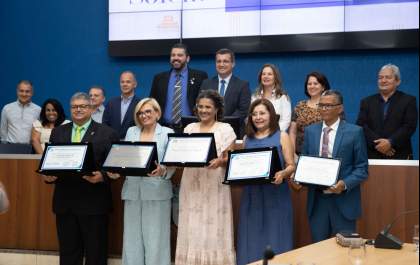 Professores e maestro são homenageados com títulos e diploma em Sessão Solene