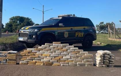 PRF apreende caminhão carregado com cocaína e skunk