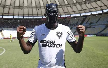 Botafogo derrota Flamengo por 2 a 0 e assume liderança do brasileirão