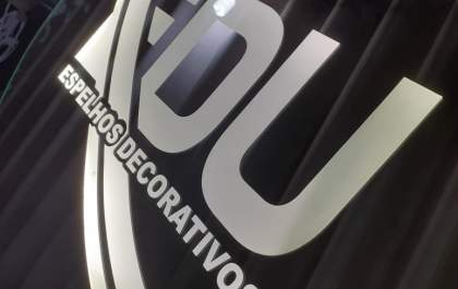 Edu Espelhos, refletindo qualidade e versatilidade em cada ambiente