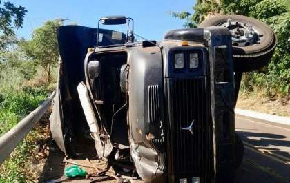 Motorista é socorrido em estado gravíssimo após caminhão tombar