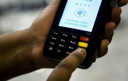Juros do cartão de crédito voltam a subir em março após dois meses de queda