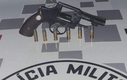 Homem é preso com arma após cair com moto em Birigui