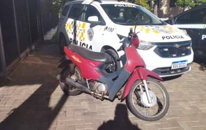 Mulher é presa ao ser flagrada pilotando Biz com placa de outra motoneta