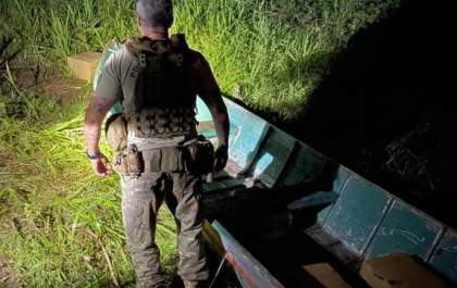 PF e PM apreendem embarcação com fardos de maconha no Rio Paraná