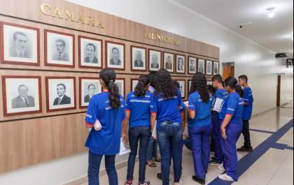 Alunos da Banda Cristo Redentor participam de palestra e tour na Câmara Municipal