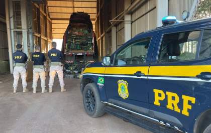 PRF apreende 8,1 toneladas de maconha em caminhão