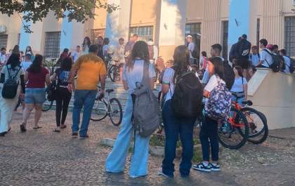 Aglomeração na frente de escola preocupa alunos