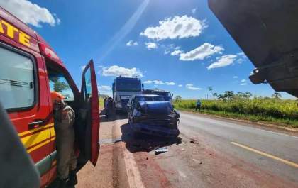 Carro é prensado entre carretas na BR-262