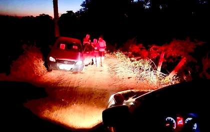 Políciais militares resgatam idoso que caiu com veículo em ribanceira