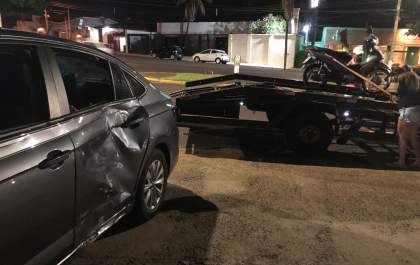 Jovem fica ferida em colisão de Biz com carro na avenida Brasília