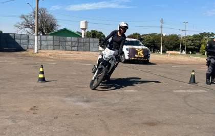 Policiais militares que atuam em motocicletas recebem treinamento