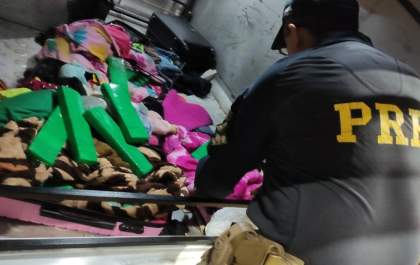 Mulher é presa com 25,6 kg de maconha em mala