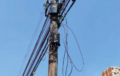 Companhia faz operação para organizar fios de postes em Lins