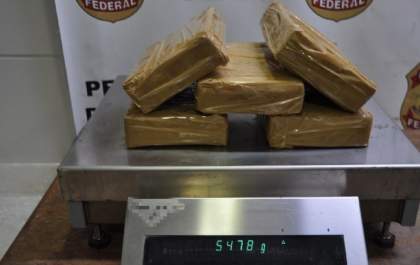 PF prende cinco passageiros por tráfico de drogas e um por evasão de divisa