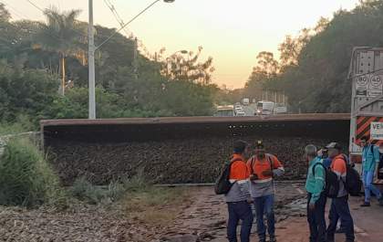 Tombamento de carreta interdita estrada em Guararapes