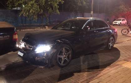 Condutor de Mercedes que bateu em vários veículos recusou o bafômetro