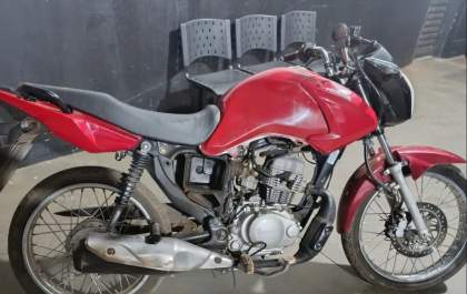 Motocicleta furtada é encontrada escondida em construção abandonada
