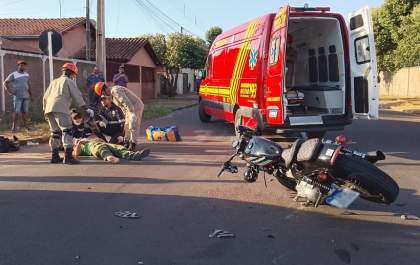 Motociclista é socorrido após colidir com carro no Jardim Angélica