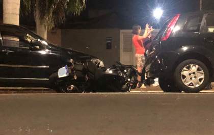 Mulher fica ferida ao ter moto atingida na traseira por carro