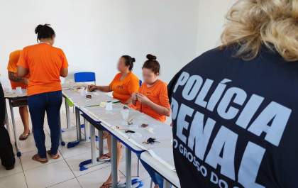 De biojoias a transformação de móveis, reeducandas da capital são capacitadas em arte com resinas