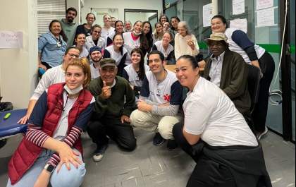 Idosa que perdeu tudo em enchente ganha 'festa de aniversário' dos voluntários da Missão Humanitária