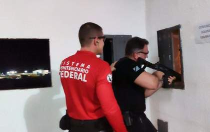 Polícia Penal realiza treinamento simulado na máxima com tiros de festim