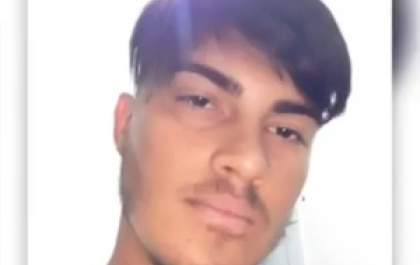 Jovem de 20 anos morre após colisão de carro com poste