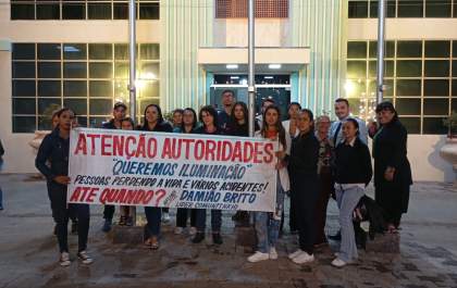 Moradores entregam abaixo-assinado com pedido de melhorias na Caran Rezek