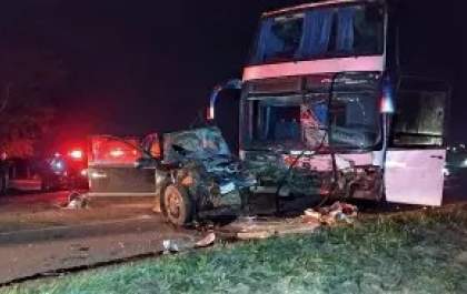 Condutor perde a vida após colisão com ônibus universitário
