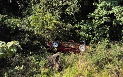 Fusca capota e cai em ribanceira nas margens da MS-450
