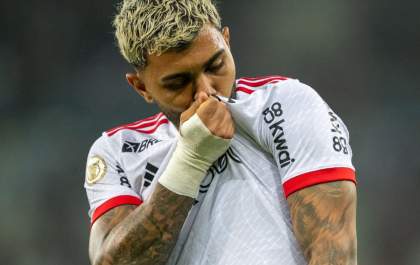 Flamengo goleia Vasco por 6 a 1 no Maracanã e assume liderança do Brasileirão