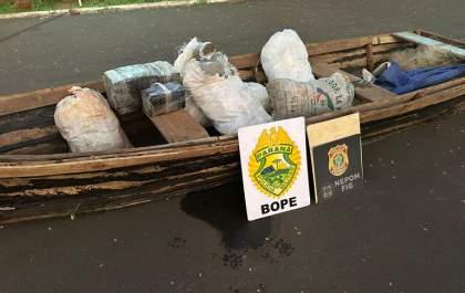 PF e PM apreendem embarcação com fardos de maconha no Rio Paraná